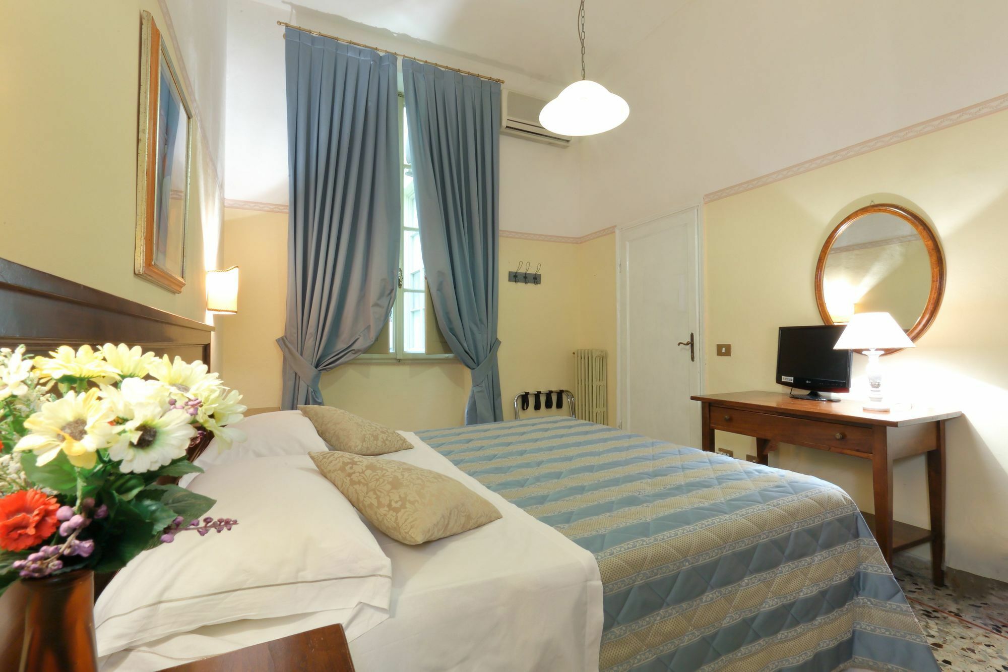 Hotel Tourist House Duomo Florenz Exterior foto